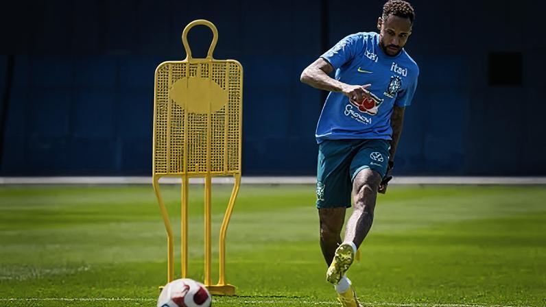 Neymar chama atenção de Casemiro com atitude em treino