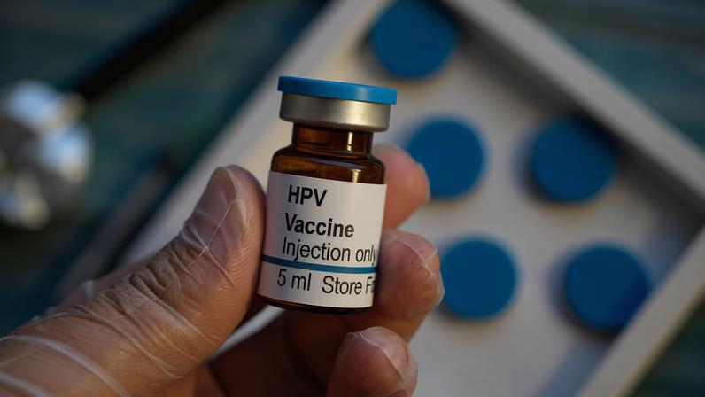 Vacina HPV zera mortes por câncer de colo do útero entre jovens na Inglaterra