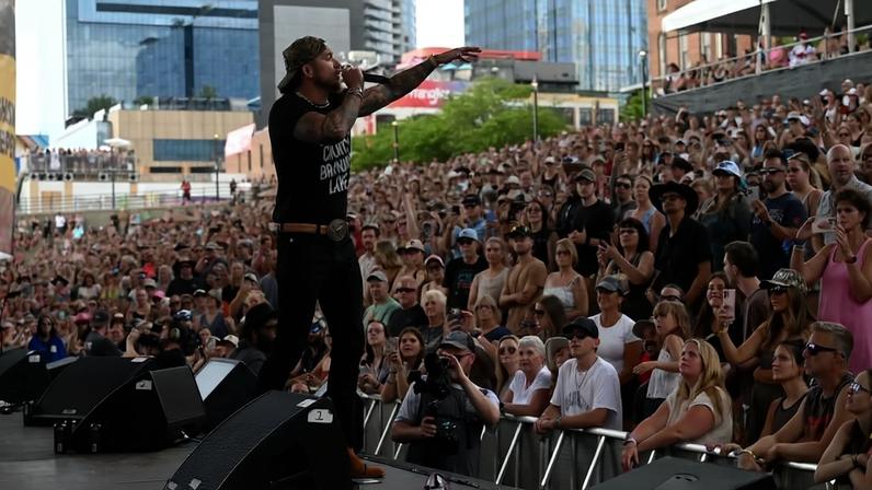 Brandon Lake lidera momento de adoração diante de milhares de pessoas no CMA Fest 2026. (Foto: Instagram/CMA)