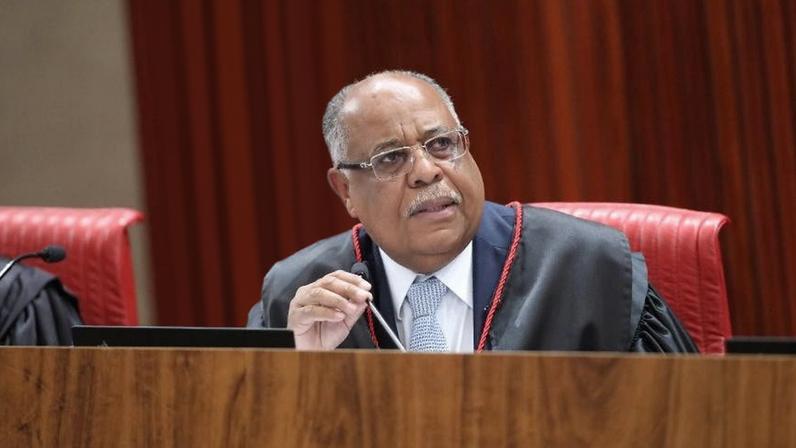 22.jun.2023 - Ministro Benedito Gonçalves durante julgamento de uma das ações envolvendo Jair Bolsonaro (PL) no TSE