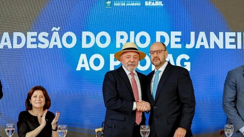22.jun.2026 - Lula e o governador interino do RJ, Ricardo Couto, em evento de assinatura da renegociação da dívida do estado