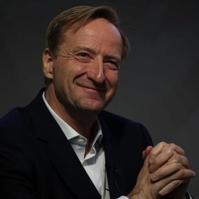 Ex-chefe do MI6, Alex Younger, morre aos 62 anos