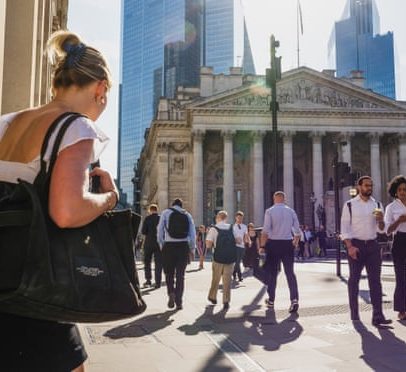 Geração Z ganha mais que millennials na mesma idade, aponta thinktank
