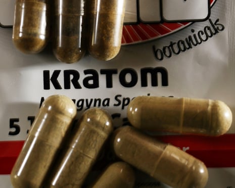 Mais estados dos EUA pressionam banir bebida de kratom, chamada de 'heroína de posto'