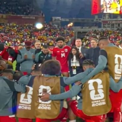 Gana e Panamá oram em campo após jogo na Copa