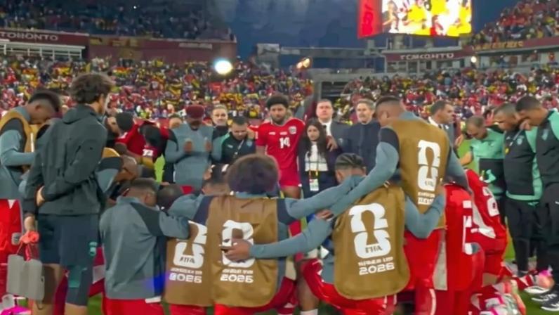 Gana e Panamá oram em campo após jogo na Copa