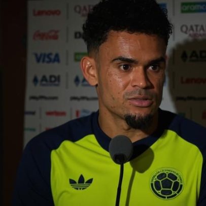 Pai de jogador colombiano reza antes da Copa; filho recebe troféu de craque