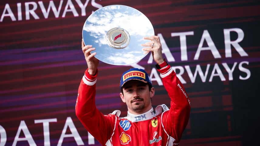 Charles Leclerc com troféu do 3º lugar na Austrália — Foto: Divulgação/Ferrari