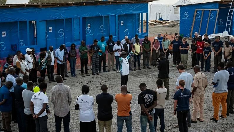 Equipe da Samaritan's Purse reunida em oração em um dos centros de atendimento