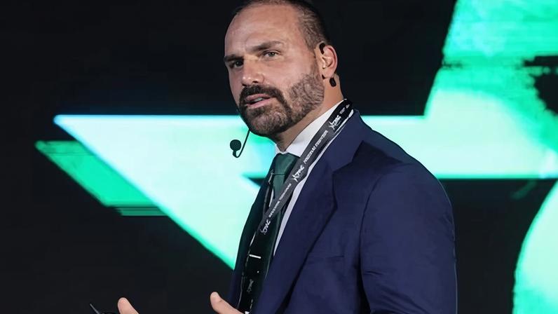Justiça condena filho de Jair Bolsonaro por buscar ajuda dos EUA para o pai