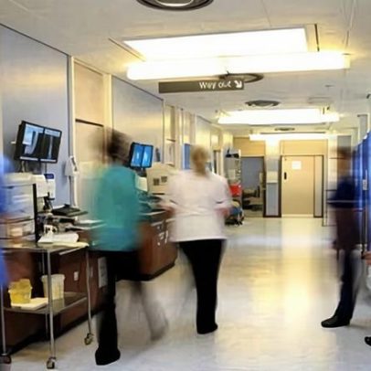 Mais de 1.300 mortes mensais na Inglaterra por longas esperas em urgência