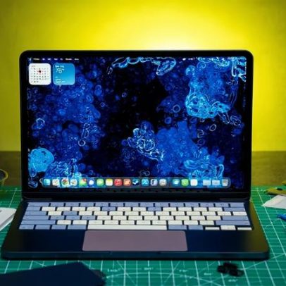 Customizei um MacBook Neo com peças coloridas