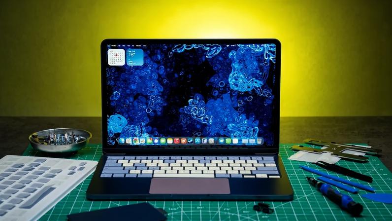 Customizei um MacBook Neo com peças coloridas
