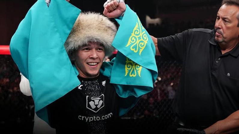 Asu Almabayev comemora vitória sobre Charles Johnson no UFC Baku, em 27 de junho de 2026. (Foto por Jeff Bottari/Zuffa LLC)