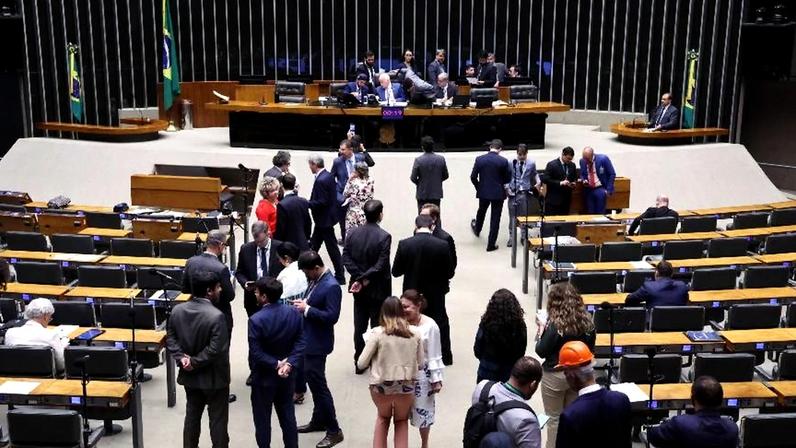 Debate político perde espaço público e gera pouca comoção
