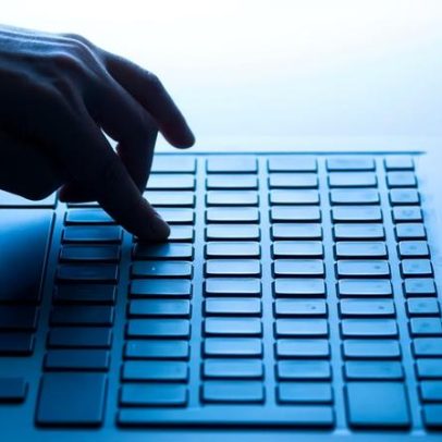X acusado de dar impunidade a racistas após recusar banir posts com termos N e P