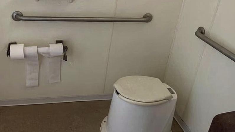 Homem resgatado após cair em privada em camping na Califórnia
