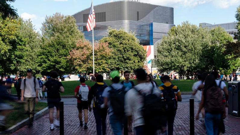Inflação e o mercado de ações volátil pressionam as finanças domésticas não só dos mais jovens.