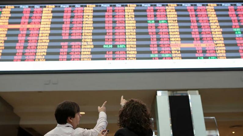 Ações globais oscilam após a notícia de que o Irã interromperia a troca de mensagens com os EUA (Foto: Bloomberg)