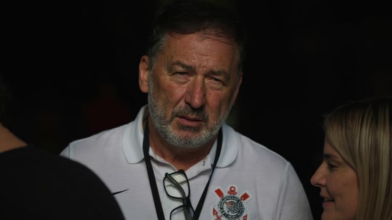 Defesa de Augusto Melo contesta irregularidades após expulsão do Corinthians
