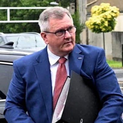 Jeffrey Donaldson afirma que alegação de estupro de menina é falsa