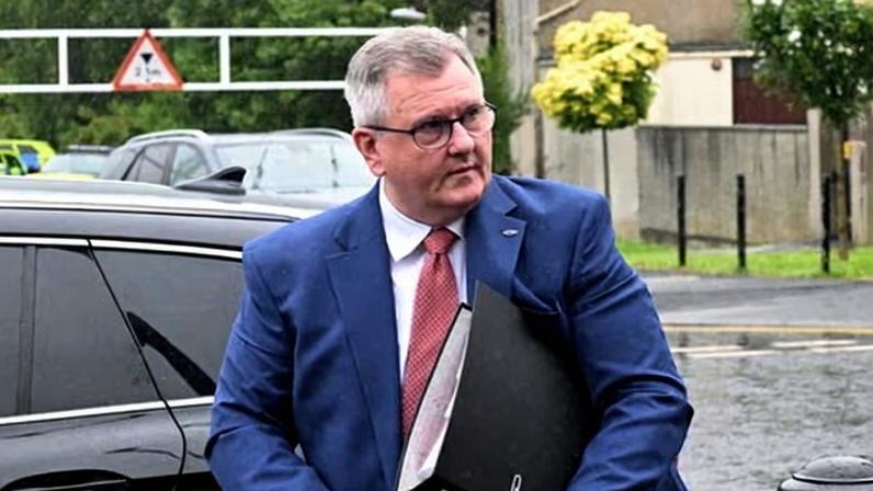 Jeffrey Donaldson afirma que alegação de estupro de menina é falsa