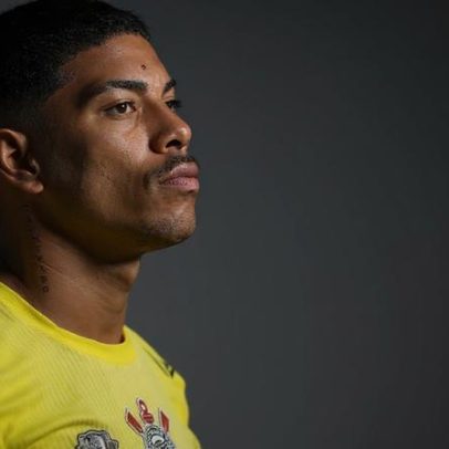 Corinthians encontra na base a sombra ideal para Hugo Souza
