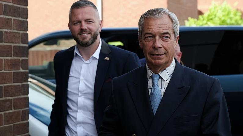 Farage volta à cena política, evita perguntas sobre doação de 5 milhões de libras