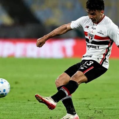 Enzo Díaz, do São Paulo, quebra placa de substituição após derrota para o Remo