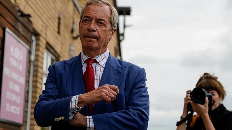 Sob os sapatos de Nigel Farage, político menos experiente entraria em pânico