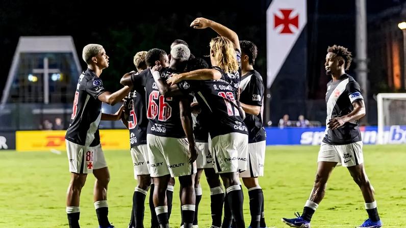 Jogadores do Vasco comemoram gol contra o Barracas Central (Foto: Alexandre Maia/MyPhoto Press/Folhapress)