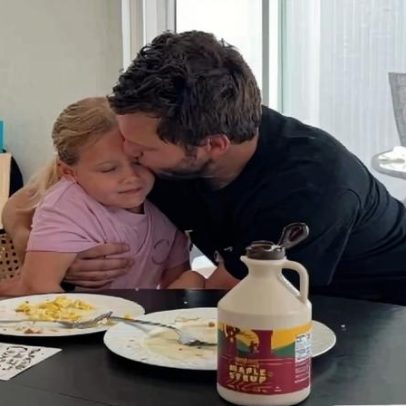 Menina homenageia pai surdo ao cantar Amazing Grace em Libras nos EUA