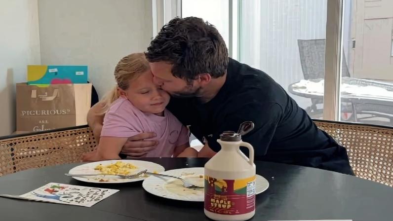 Menina homenageia pai surdo ao cantar Amazing Grace em Libras nos EUA