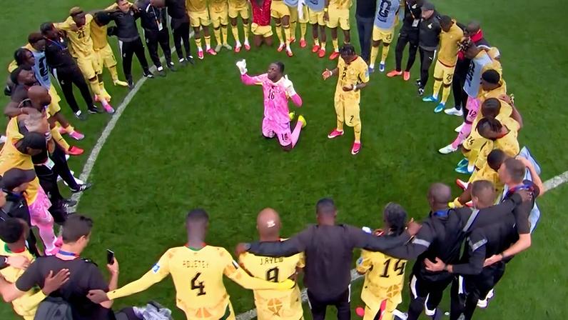 Goleiro de Gana lidera oração após empate com Inglaterra na Copa