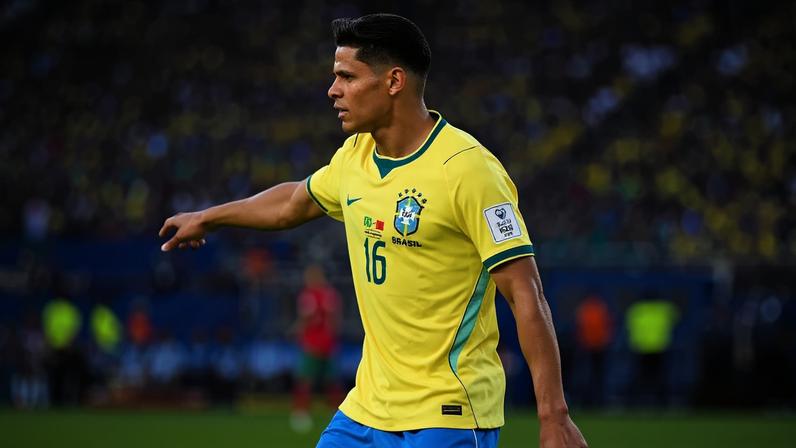 Douglas Santos aponta que Seleção brasileira não tem time titular definido