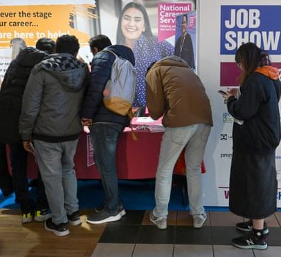 Desemprego no Reino Unido cai para 4,9% e salários sobem acima do esperado