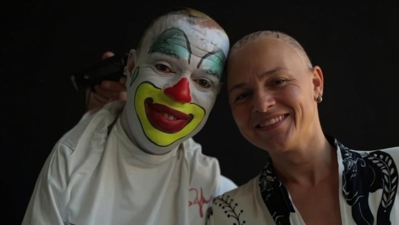 Missionário com leucemia raspa a cabeça para apoiar prima com câncer