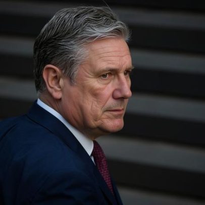 Segunda-feira em foco: próximos passos de Starmer frente a desafios políticos