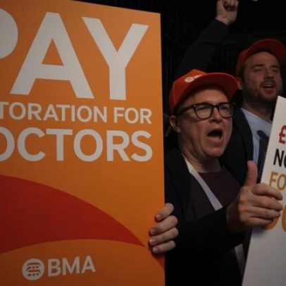 Médicos residentes na Inglaterra encerram greve após nova oferta do governo