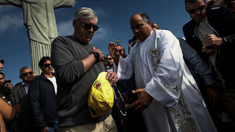 Hábito religioso pouco conhecido de Ancelotti envolve lesões de Neymar