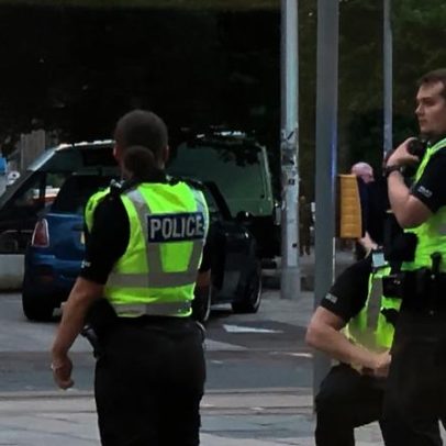 Policiais anti-terrorismo investigam após cinco feridos em Edimburgo
