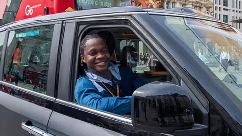 Conheça o motorista de táxi mais jovem de Londres