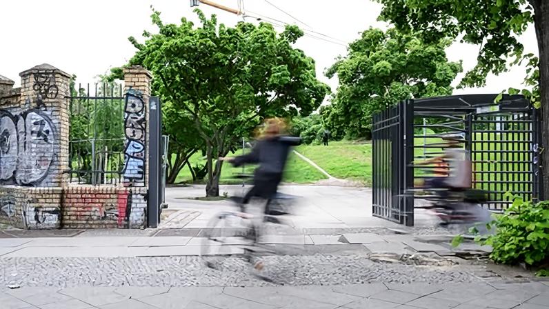 A cyclist enters Görlitzer Park by one of the new gates
