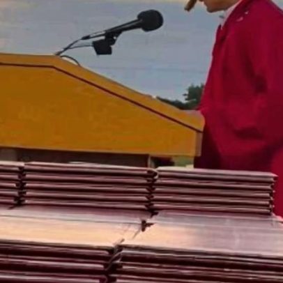 Jovem faz discurso sobre Jesus em formatura e ora por colegas