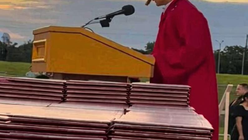 Jovem faz discurso sobre Jesus em formatura e ora por colegas