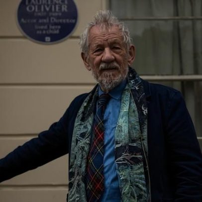 Laurence Olivier homenageado com placa azul inaugurada por Ian McKellen