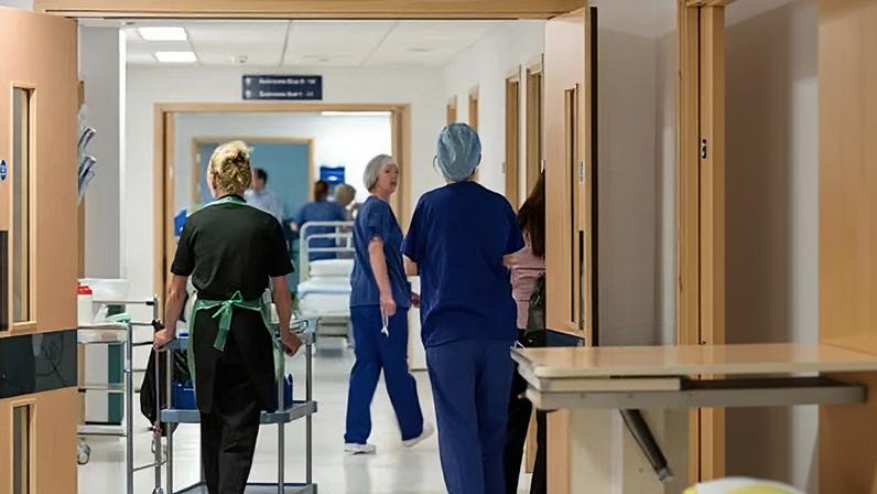 Quase 3.000 pacientes da NHS recebem atendimento em corredores na Inglaterra