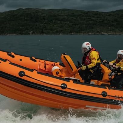 Adolescente resgata dois homens após queda de barco inflável perto de Skye