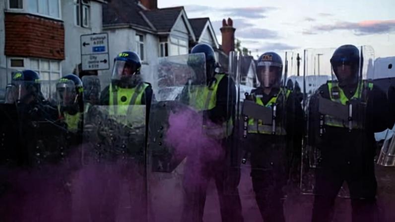 Chefe de polícia alerta que viés anti-branco pode recuar polícia britânica