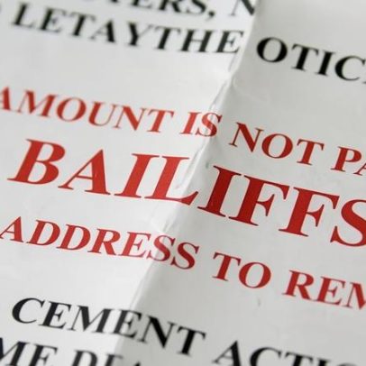 Esforço para regular os bailiffs no Reino Unido é lento, diz órgão regulador